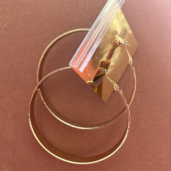 Beautiful brand new statement gold earring hoops! - Picture 5 of 7